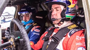 Fernando Alonso testuje Toyotu Hilux v úpravě pro Dakar 