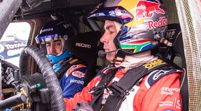 Fernando Alonso testuje Toyotu Hilux v úpravě pro Dakar 