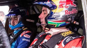 Fernando Alonso testuje Toyotu Hilux v úpravě pro Dakar 