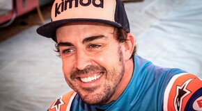 Fernando Alonso testuje Toyotu Hilux v úpravě pro Dakar 