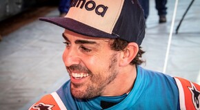 Fernando Alonso testuje Toyotu Hilux v úpravě pro Dakar 
