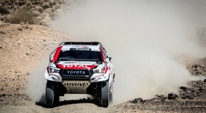 Fernando Alonso testuje Toyotu Hilux v úpravě pro Dakar 