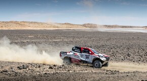 Fernando Alonso testuje Toyotu Hilux v úpravě pro Dakar 