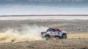 A DAKAR GYŐZTES TOYOTA HILUXOT TESZTELTE FERNANDO ALONSO