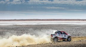 A DAKAR GYŐZTES TOYOTA HILUXOT TESZTELTE FERNANDO ALONSO