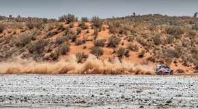 Fernando Alonso testuje Toyotu Hilux v úprave pre Dakar 