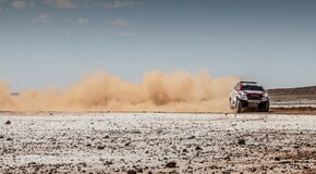 Fernando Alonso testuje Toyotu Hilux v úpravě pro Dakar 