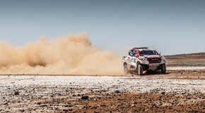 A DAKAR GYŐZTES TOYOTA HILUXOT TESZTELTE FERNANDO ALONSO