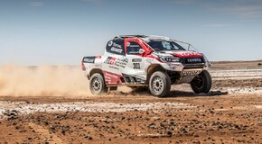 Fernando Alonso testuje Toyotu Hilux v úpravě pro Dakar 