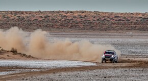 Fernando Alonso testuje Toyotu Hilux v úpravě pro Dakar 