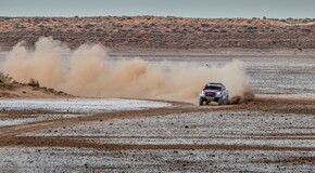 Fernando Alonso testuje Toyotu Hilux v úpravě pro Dakar 