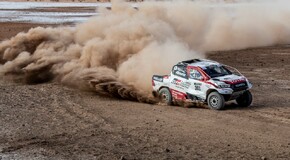 Fernando Alonso testuje Toyotu Hilux v úpravě pro Dakar 