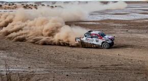 Fernando Alonso testuje Toyotu Hilux v úpravě pro Dakar 