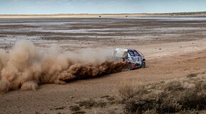 Fernando Alonso testuje Toyotu Hilux v úpravě pro Dakar 