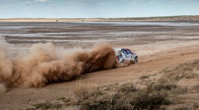 Fernando Alonso testuje Toyotu Hilux v úpravě pro Dakar 