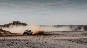 Fernando Alonso testuje Toyotu Hilux v úpravě pro Dakar 