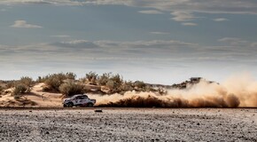 Fernando Alonso testuje Toyotu Hilux v úprave pre Dakar 