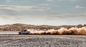 Fernando Alonso testuje Toyotu Hilux v úprave pre Dakar 