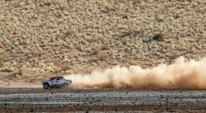 Fernando Alonso testuje Toyotu Hilux v úprave pre Dakar 