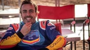 Fernando Alonso testuje Toyotu Hilux v úpravě pro Dakar 