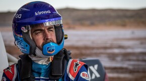 Fernando Alonso testuje Toyotu Hilux v úpravě pro Dakar 