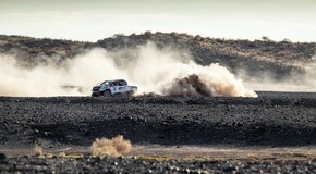 Fernando Alonso testuje Toyotu Hilux v úprave pre Dakar 