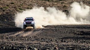 Fernando Alonso testuje Toyotu Hilux v úpravě pro Dakar 