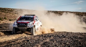 Fernando Alonso przetestował dakarową Toyotę Hilux