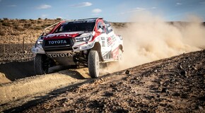 Fernando Alonso testuje Toyotu Hilux v úpravě pro Dakar 