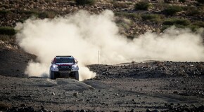 Fernando Alonso testuje Toyotu Hilux v úpravě pro Dakar 