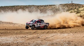 Fernando Alonso testuje Toyotu Hilux v úpravě pro Dakar 