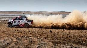 A DAKAR GYŐZTES TOYOTA HILUXOT TESZTELTE FERNANDO ALONSO