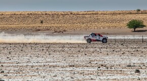 Fernando Alonso testuje Toyotu Hilux v úpravě pro Dakar 