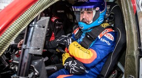 Fernando Alonso testuje Toyotu Hilux v úprave pre Dakar 