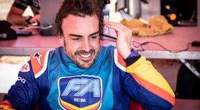 Fernando Alonso testuje Toyotu Hilux v úpravě pro Dakar 