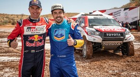 Fernando Alonso testuje Toyotu Hilux v úpravě pro Dakar 