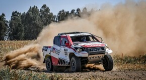  ALONSO ÉS COMA KEMÉNY TAPASZTALATSZERZÉSE FONTOS LÉPÉS A TOYOTA HILUXAL A DAKARHOZ VEZETŐ ÚTON?