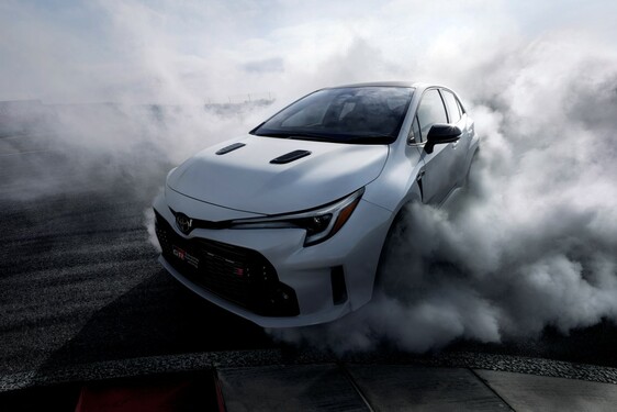 Európa egyelőre csak álmodozhat róla: íme a továbbfejlesztett Toyota GR Corolla 