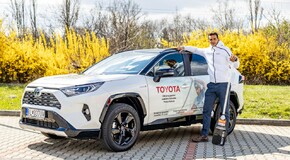 Kanoistovi Matejovi Beňušovi uľahčí prípravu na Olympiádu nová Toyota RAV4 Hybrid