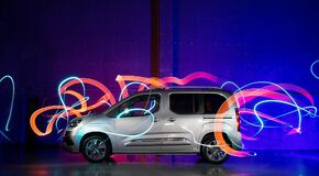  KÜLÖNLEGES HAZAI MŰVÉSZETI PROJEKT FŐSZEREPLŐJE VOLT A VADONATÚJ TOYOTA PROACE CITY VERSO