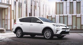 Használt hibrid = Toyota vagy Lexus?