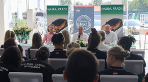 Környezetbarát Toyota C-HR-eket vezethetnek mostantól az FTC-Rail Cargo Hungaria női kézisei 