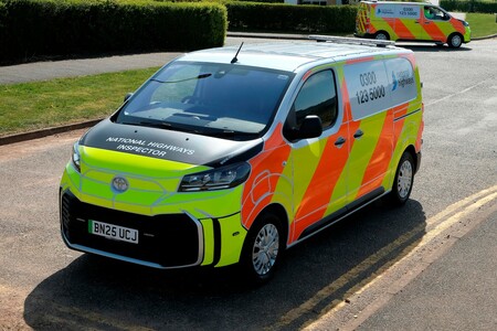 National Highways powiększa flotę elektrycznych Toyot o dodatkowe 58 egzemplarzy bZ4X i PROACE Electric