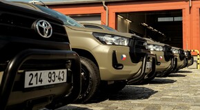 Armáda ČR přebrala prvních 60 vozů Toyota Hilux