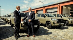 Armáda ČR přebrala prvních 60 vozů Toyota Hilux