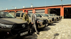 Armáda ČR přebrala prvních 60 vozů Toyota Hilux