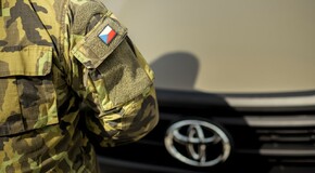 Armáda ČR přebrala prvních 60 vozů Toyota Hilux