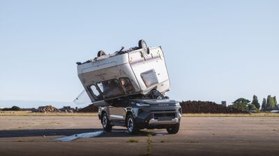 Egy 760 kilós lakókocsit dobtak az új elektromos Toyota Hiluxra. Túlélte.