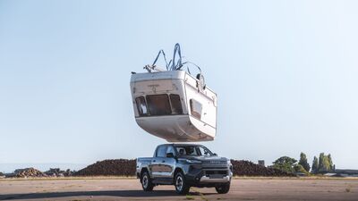 Toyota odtwarza legendarny test wytrzymałości. W roli głównej elektryczny Hilux 