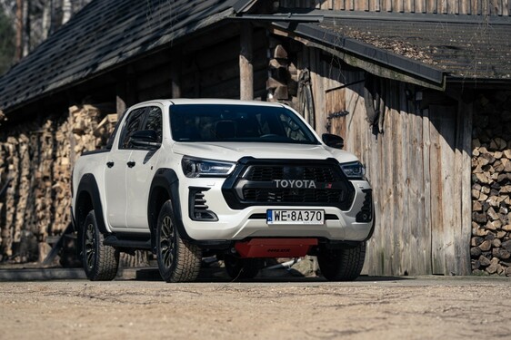 Toyota Hilux w wersji GR SPORT. Sportowy styl wyczynowych Hiluxów oraz legendarna trwałość i niezawodność